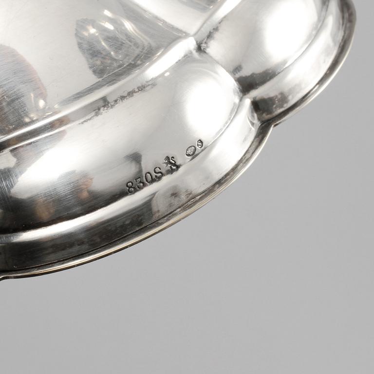 KANDELABRAR, ett par, silver, rokokostil, svenska importstämplar, 1900-talets mitt, total vikt 1164 gram.