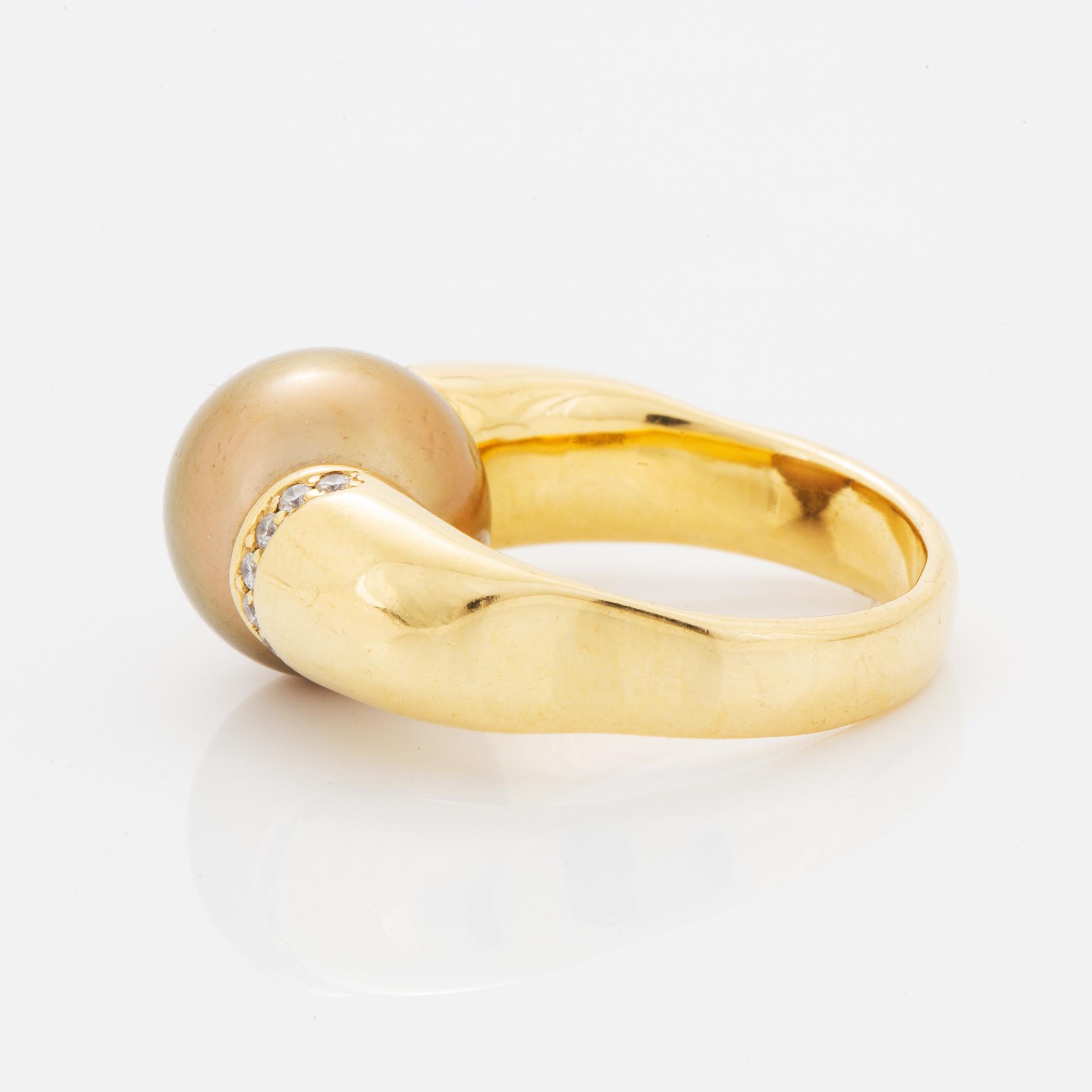 Ring, med odlad Söderhavspärla och briljantslipade diamanter.