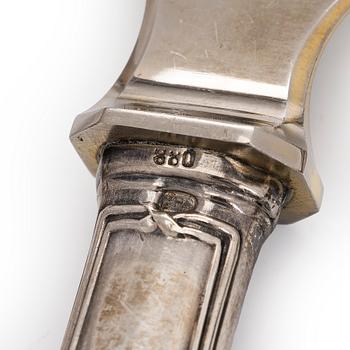 A 16-piece set of serving cutlery, silver handles with steel blades, Russian import marks, Riga 1908-1926.