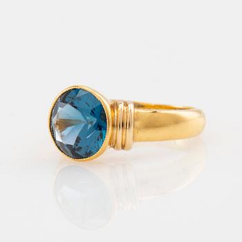 Ring 18K gold with faceted blue glass.