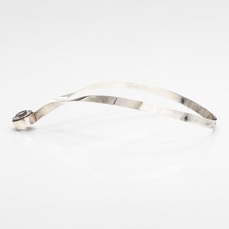 Kaulakoru, sterlinghopeaa ja vuorikristalli. Kaunis Koru, Helsinki 1972.