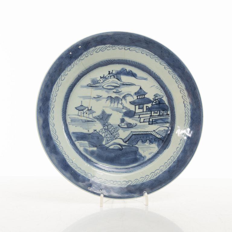 Tallrikar, 19 stycken, kompaniporslin, Kina, Qingdynastin, 1800-tal.