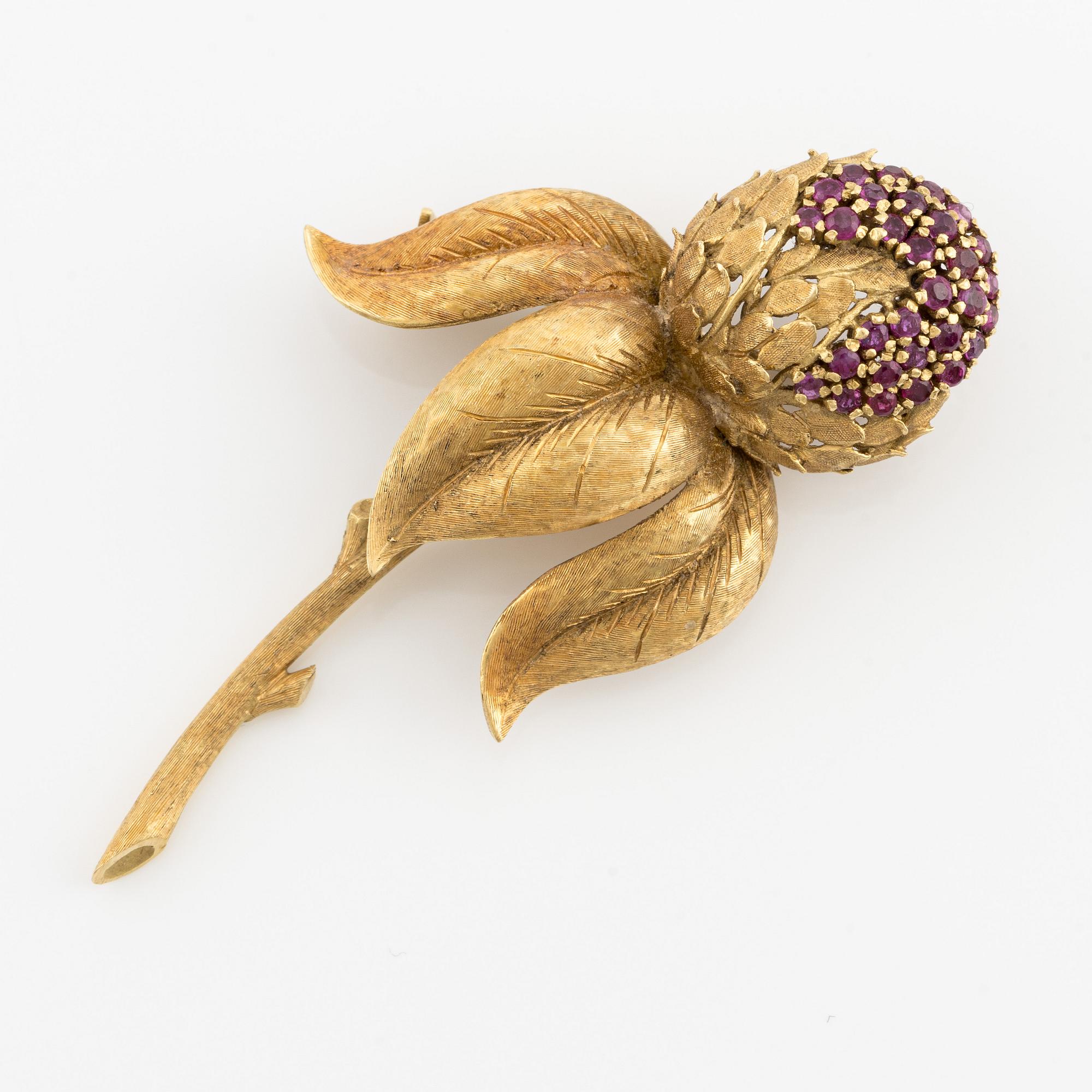 Brooch, Bucherer, 18K gold in the shape of a thistle with rubies.