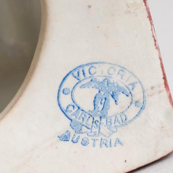 LOCKURNA, porslin, Wien, 1900-talets första hälft.