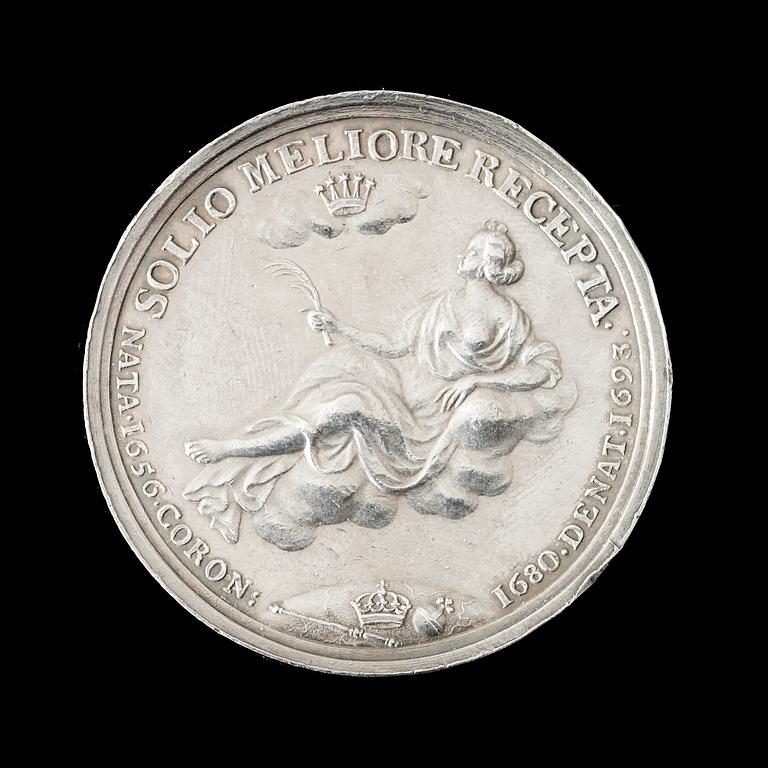 MEDALJ, Drottning Ulrika Eleonoras död och begravning i Stockholm 1693. Av A. Karlsteen 1693. Silver 4,5 cm 50 g.