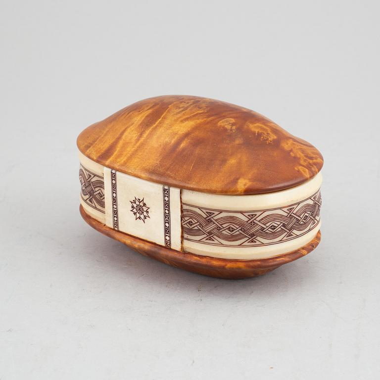 Esse Poggats, a Sami burr birch and reindeer horn box, signed and dated 77.