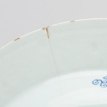 TALLRIKAR, 5 st, porslin, Kina mestadels Qianlong (1736-95).