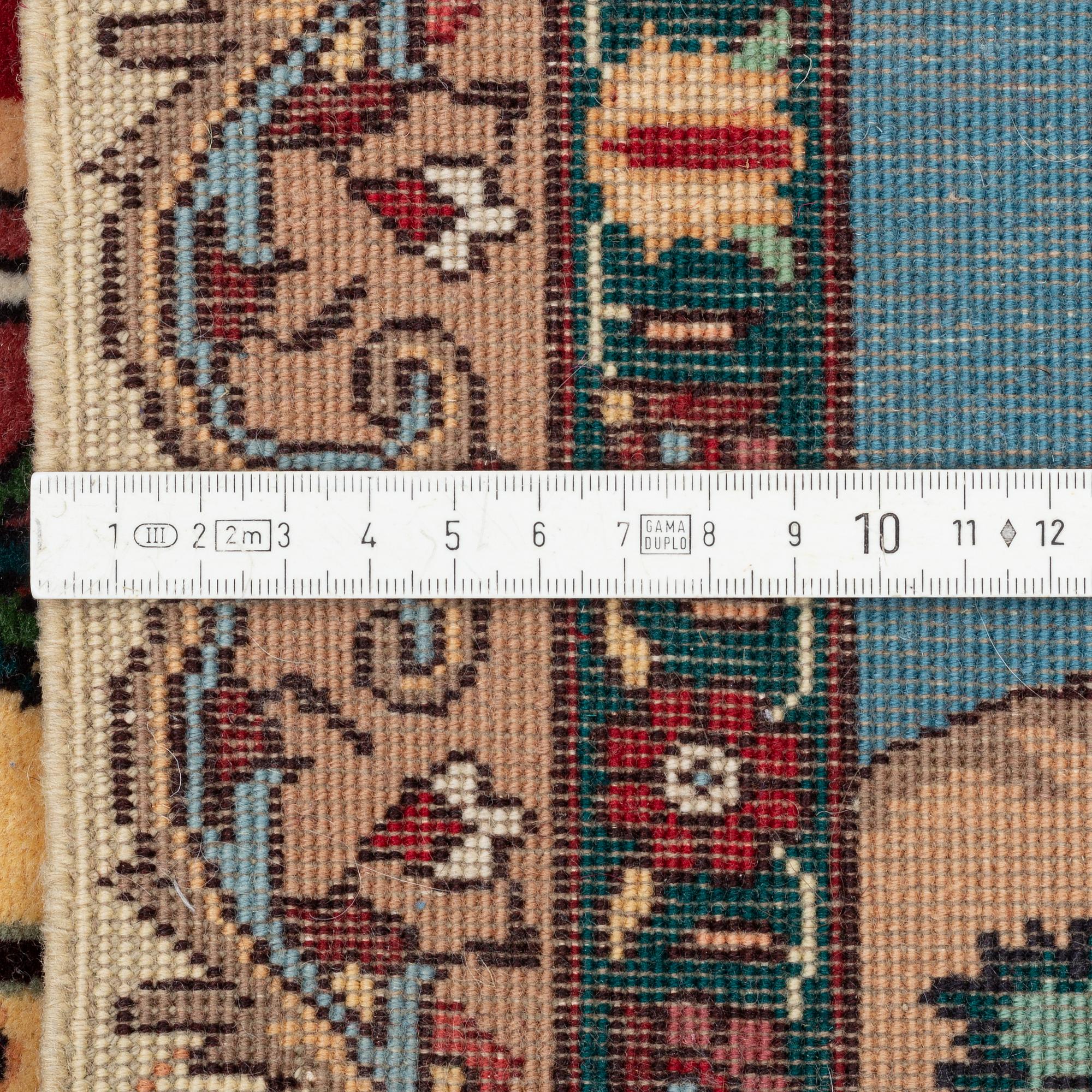 Matta, Täbriz, figural, signerad, ca 140 x 100 cm.