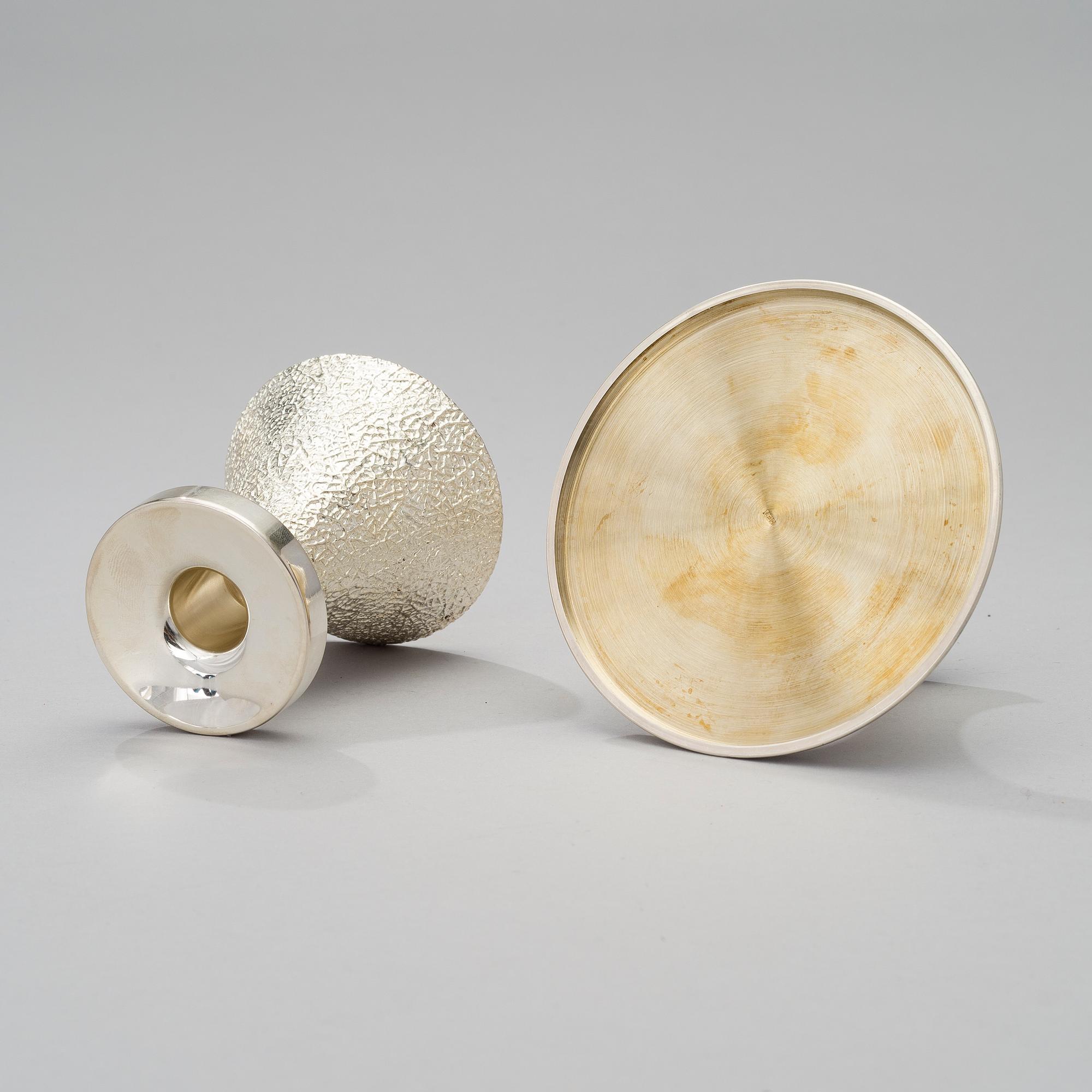 KYNTTILÄNJALKOJA, 2 kpl, hopeaa 830. Auran Kultaseppä, Turku 1970-luku.