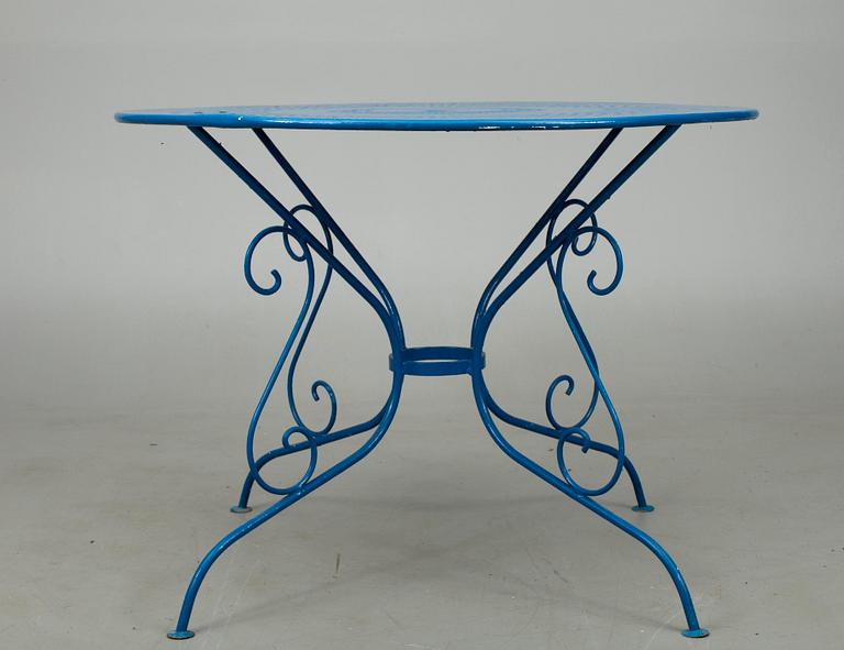 PUUTARHAKALUSTO, 5 osaa, siniseksi maalattua metallia, 1900-luku.