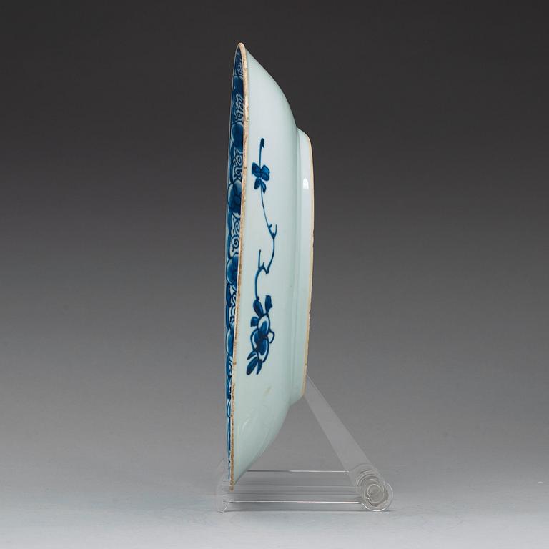 A blue and white dish, Qing dynasty Kangxi (1662-1722).