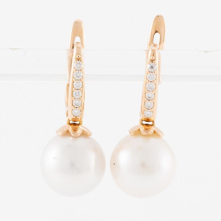 Earrings 18K gold with cultured freshwater pearls and brilliant-cut diamonds.