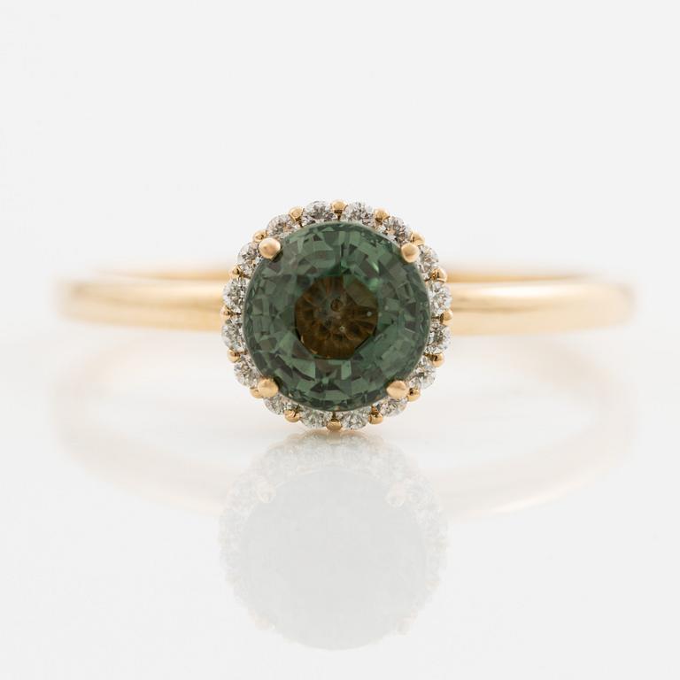 Ring in 14K gold with a green sapphire and brilliant-cut diamonds.
