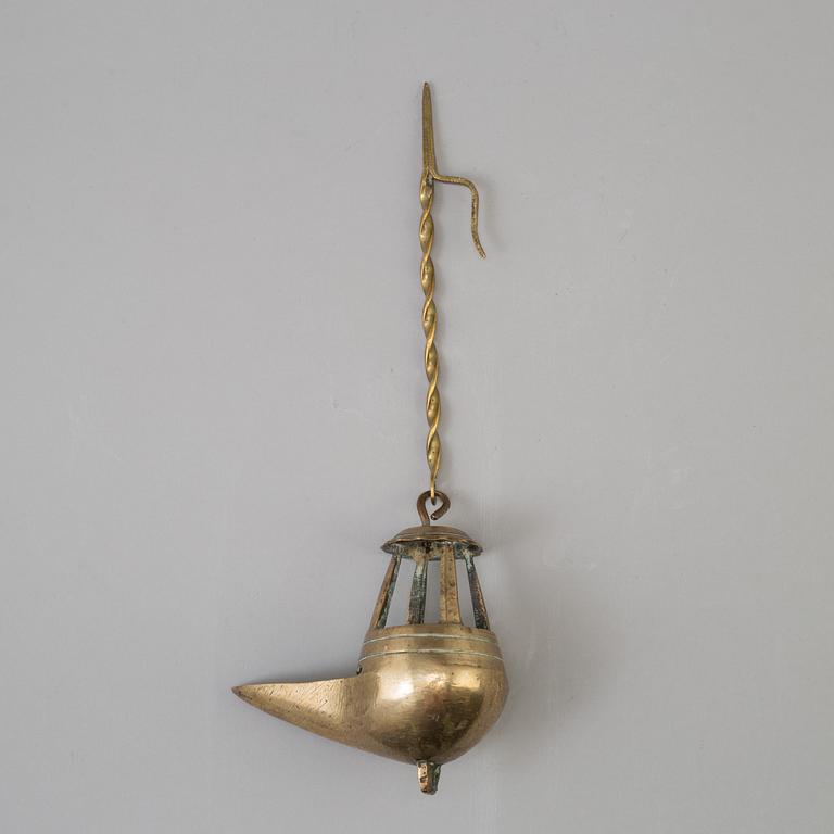 AN 18TH CENTURY BRONZE OIL LAMP.