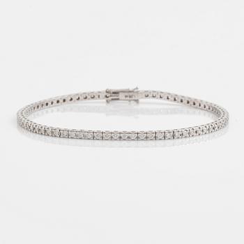 Tennis bracelet with brilliant-cut diamonds.