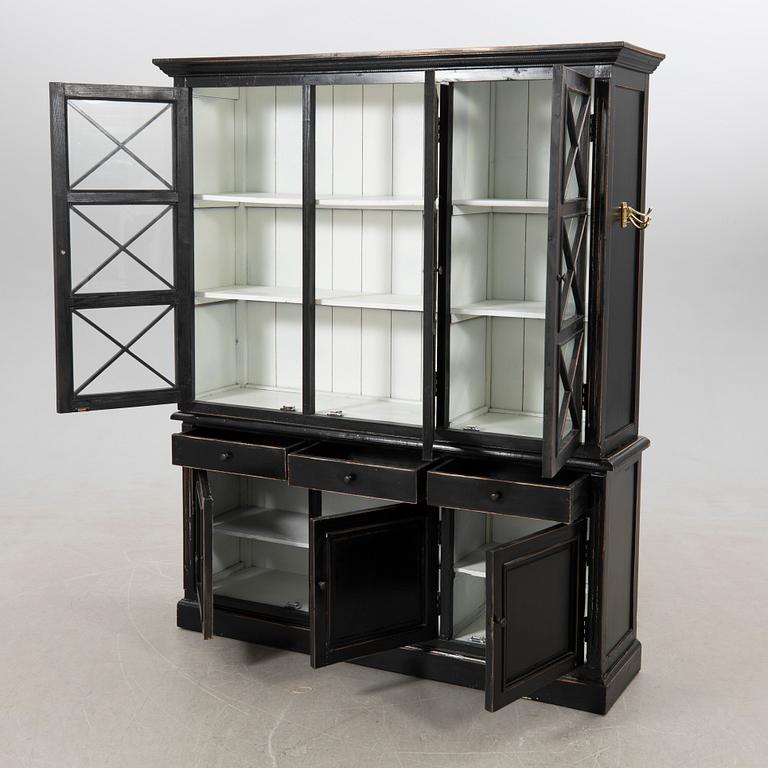 Vitrinskåp, 1900-talets första hälft.