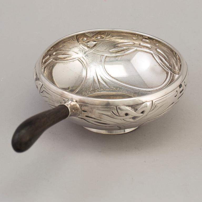 A Norwegian Art Nouveau silver serving dish maker's mark Jacob Tostrup, Oslo 1905.