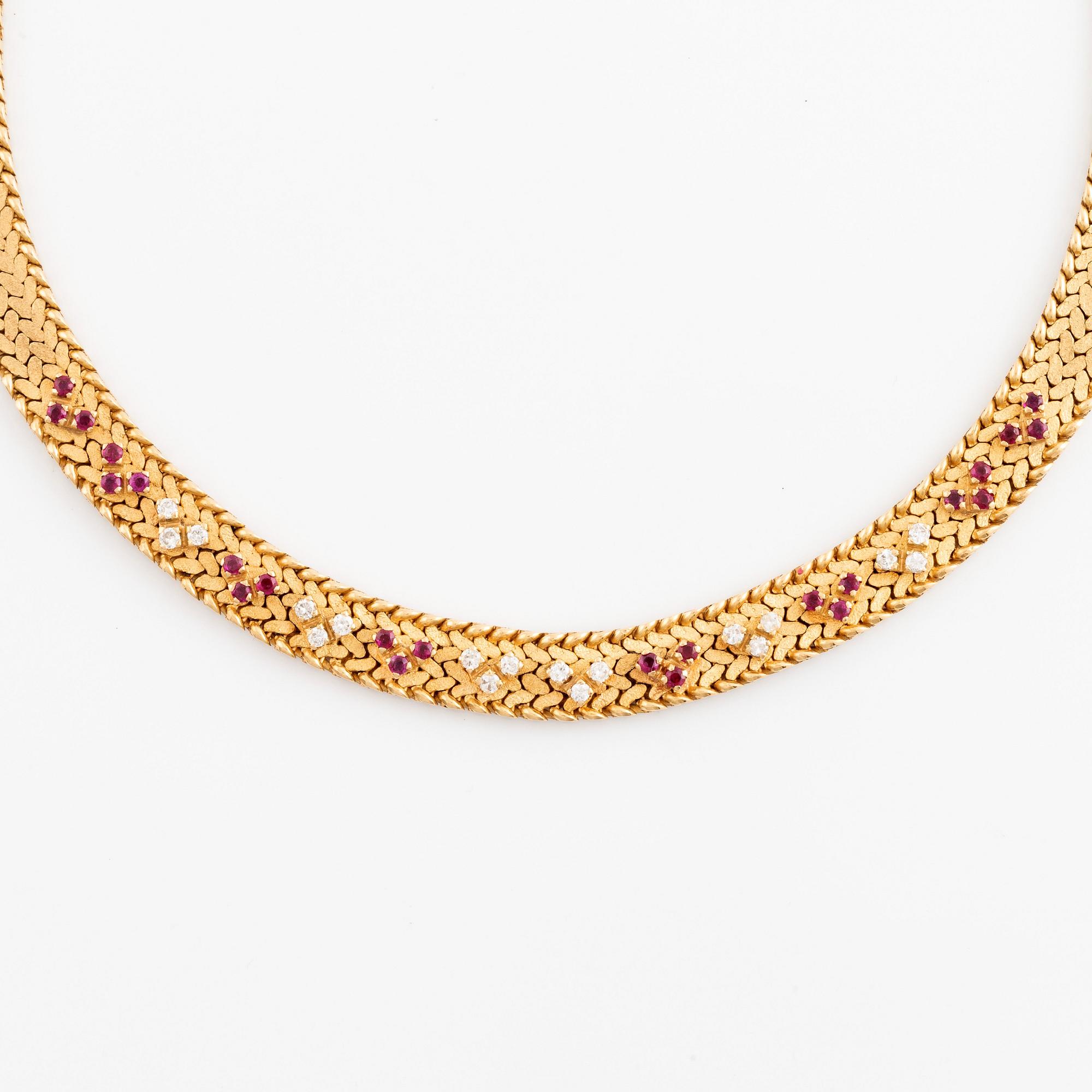 Collier 18K guld med runda briljantslipade diamanter och rubiner.