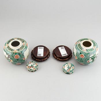 Bojaner med lock, ett par, porslin. Kina, 1900-tal.