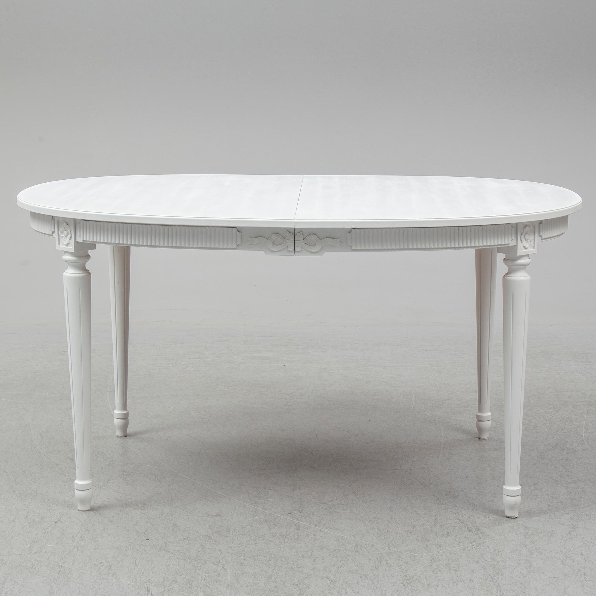 MATBORD, gustaviansk stil, 1900-talets slut. 2 iläggsskivor medföljer.