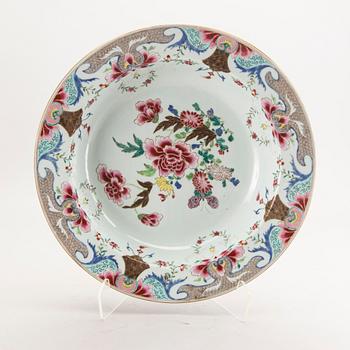 980. A famille rose basin, Qing dynasty, Qianlong (1736-95).