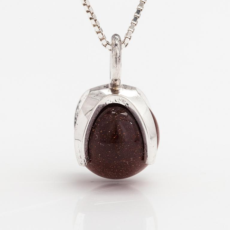 Elis Kauppi, A silver necklace with  a goldstone pearl. Kupittaan kulta, Turku.