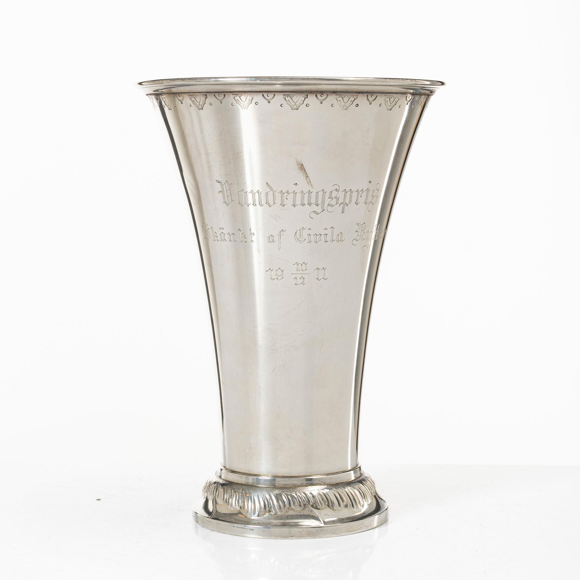 A silver beaker, CG Hallberg, Stockholm, 1911.