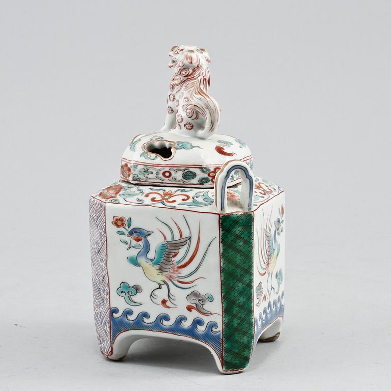 KRUKA med LOCK, porslin, Japan, 1800-tal.