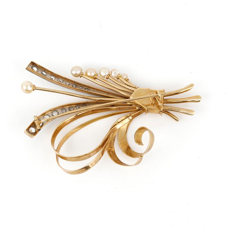 BROSCH, 18K guld med diamanter tot ca 0,48 ct och odlade pärlor, Guldvaruhuset, Stockholm, 1951. Total vikt ca 9,52 g.