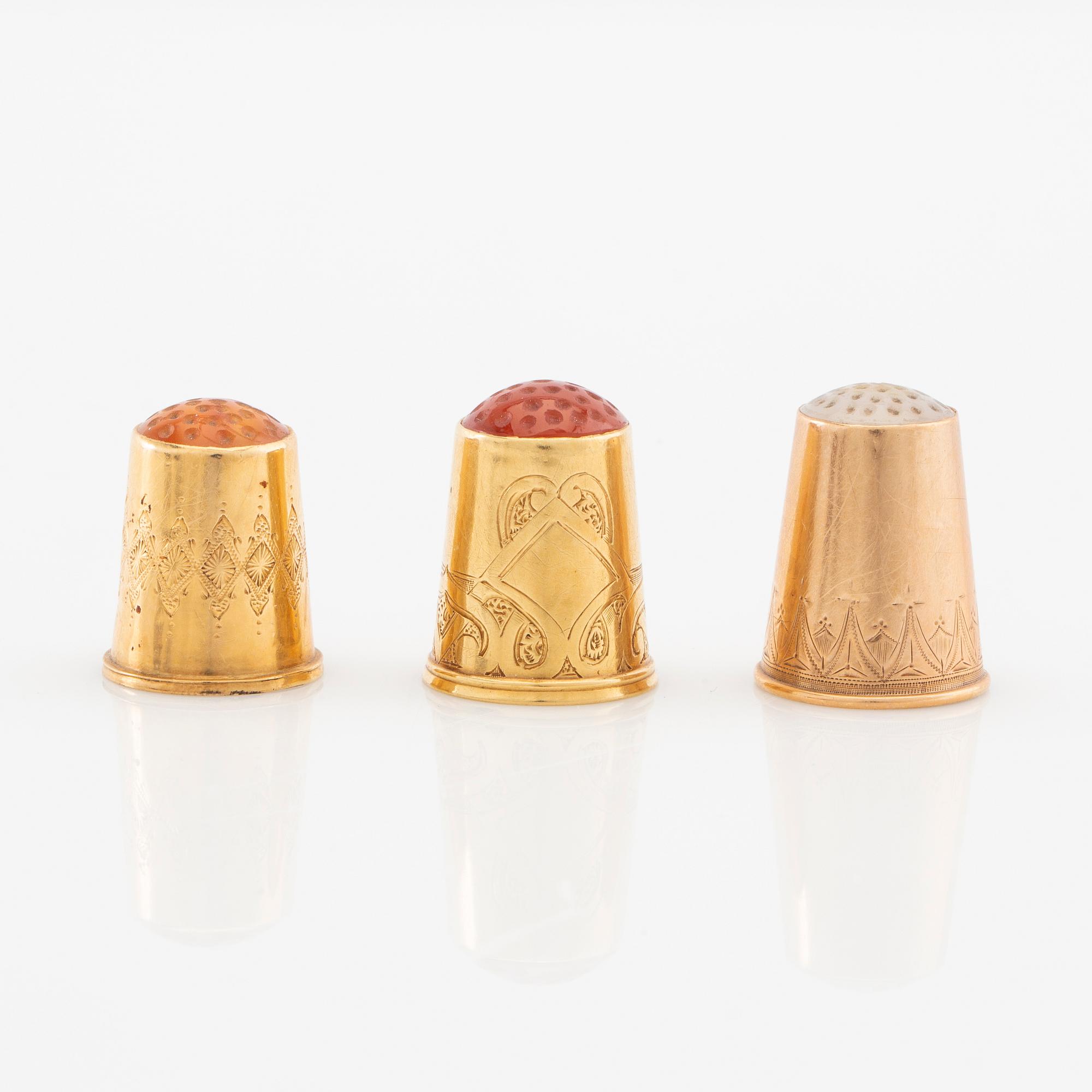 Fingerborgar 2 st av 18K guld och 1 st 14K guld.
