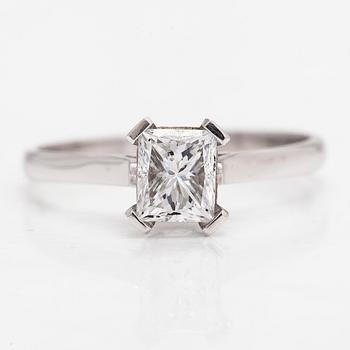 Ring, 18K vitguld, modifierad rektangulär briljantslipad diamant ca 1.00 ct. Malmin Korupaja Oy. Med GIA certifikat.