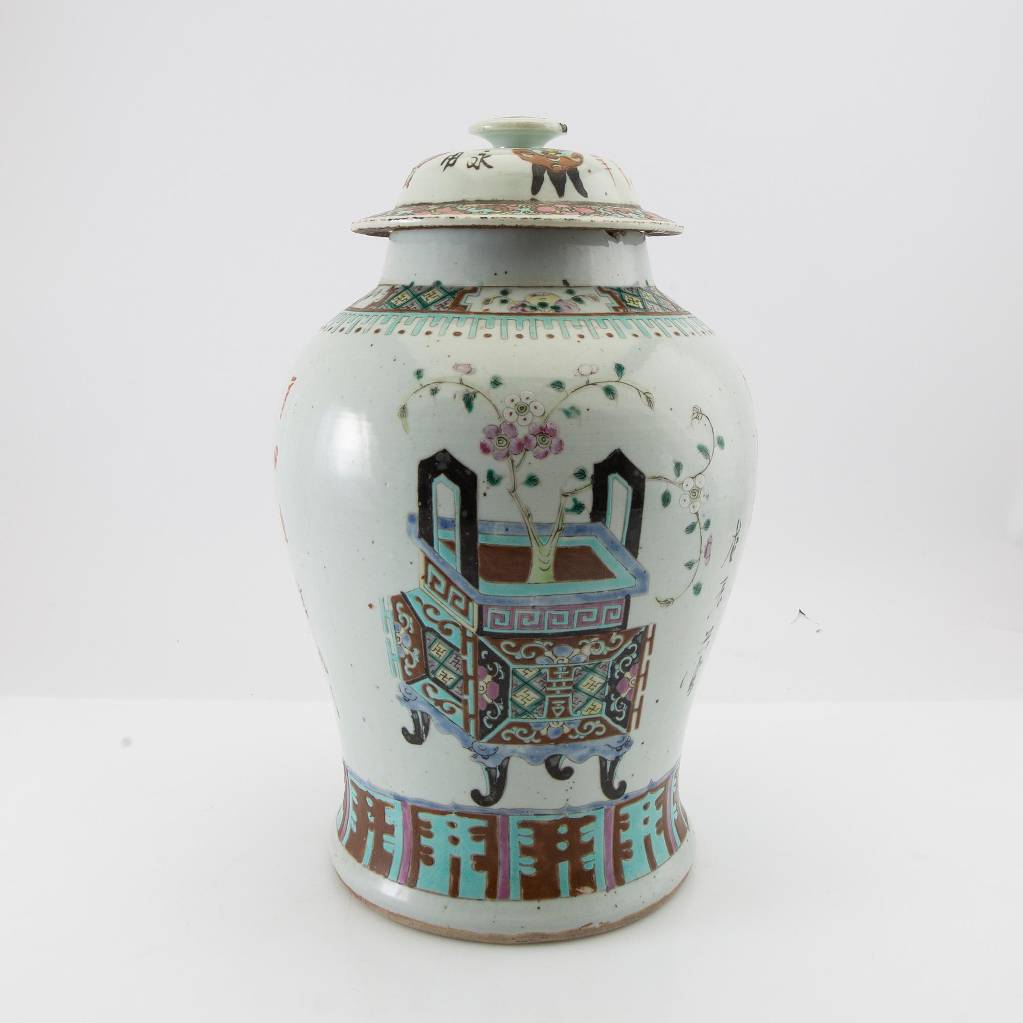 A Chinese porcelain urn with cover, 19th/20th century.