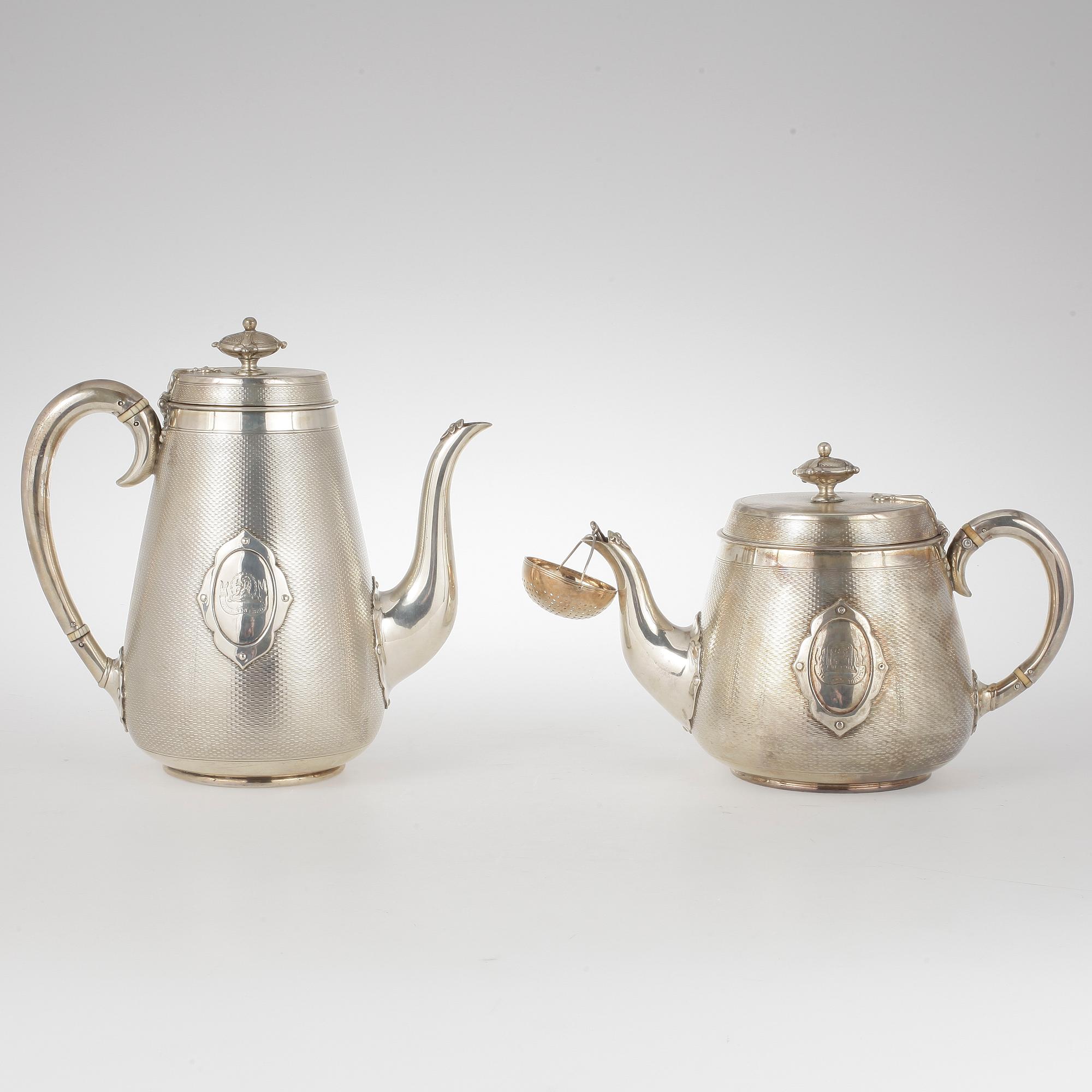 TE- samt KAFFEKANNA, silver, sannolikt William Summers, London, England, 1863. Vikt ca 1716 g.