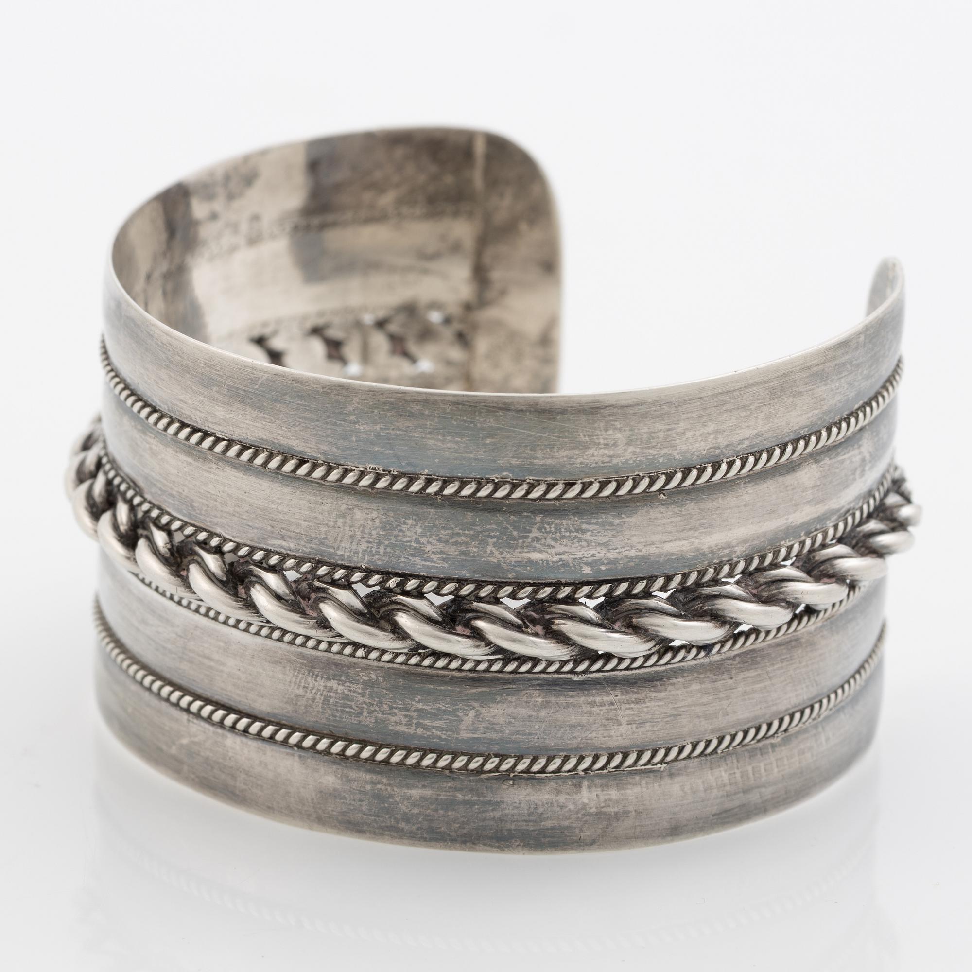 Arm ring silver.