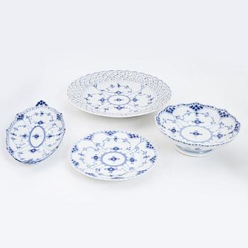 Kaffeservis, porslin, 49 delar, 'Musselmalet', helblonde samt halvblonde, Royal Copenhagen.