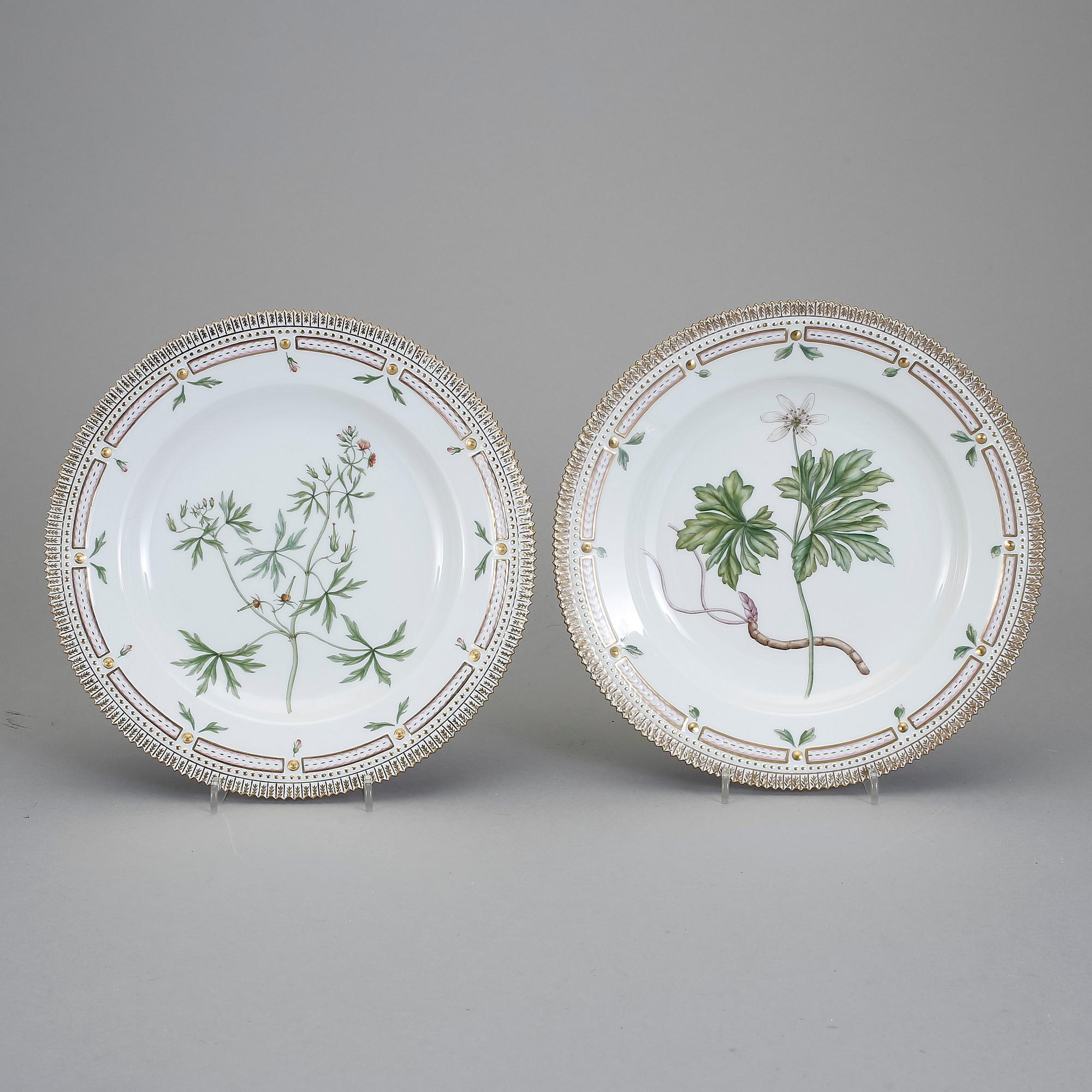 TALLRIKAR, 2 st, porslin. "Flora Danica", Royal Copenhagen.