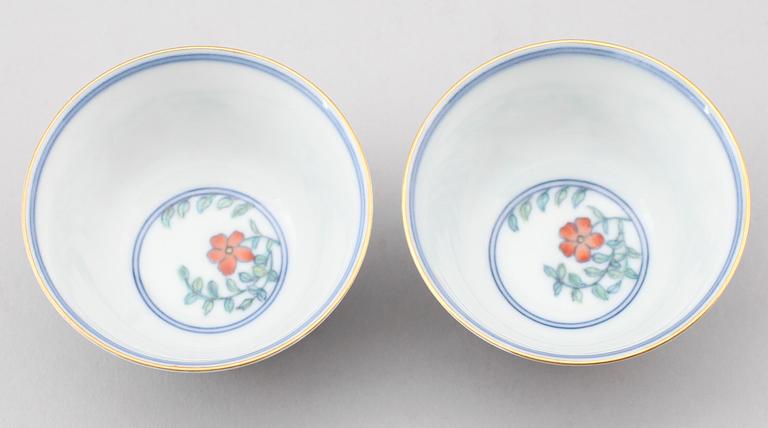 KOPPAR, 2 st, porslin, Kina, med sex karaktärers märke,  sannolikt 1900-tal.