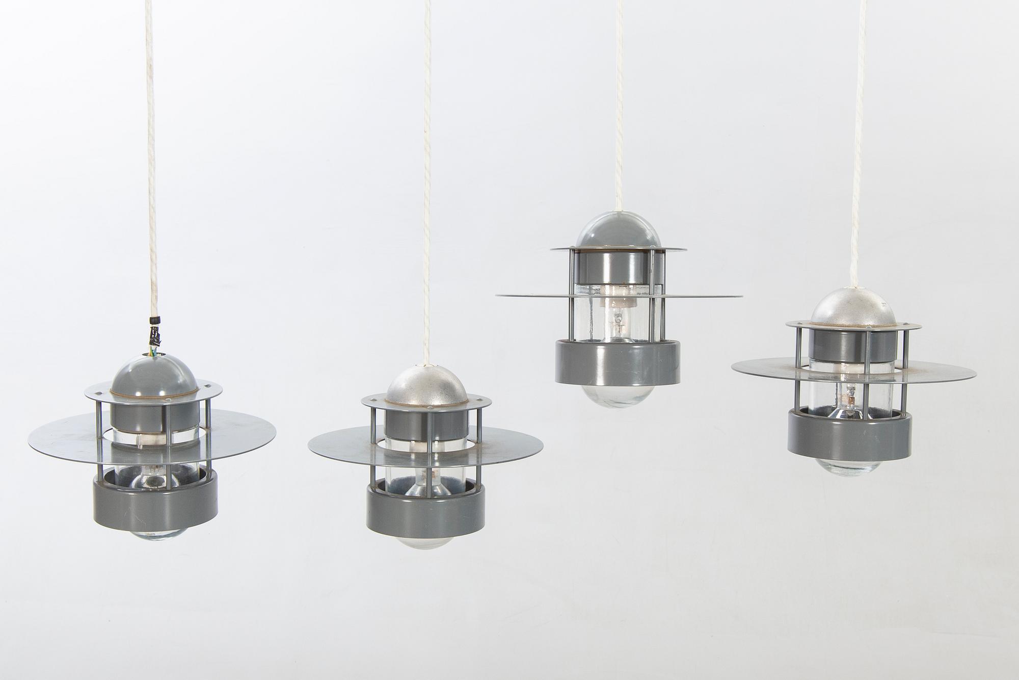 PENDELLAMPOR, 4 st, "Orbiter" av Jens Møller-Jensen för Louis Poulsen.