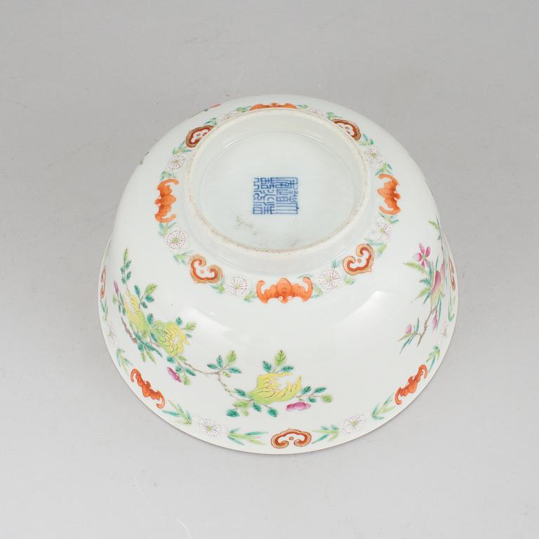 A CHINESE PORCELAIN BOWL, 20th century.