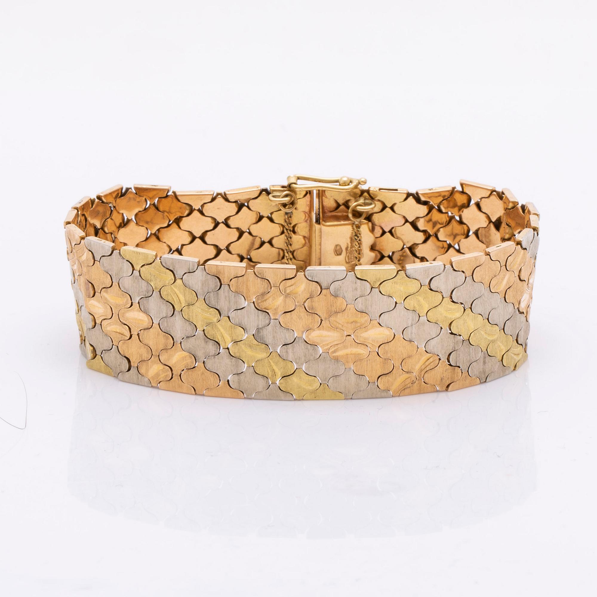 A trois couleurs 18K gold bracelet weight 59,4 gram.