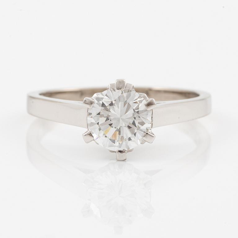 Ring, 18K white gold with a brilliant-cut diamond 1.05 ct according to the engraving.
