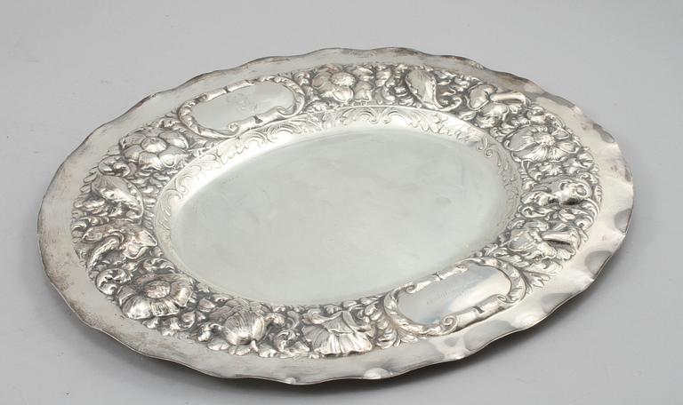 PRESENTERFAT samt SKÅL, silver, delvis C.G Hallberg, Stockholm, 1900-tal, vikt 560 gram.