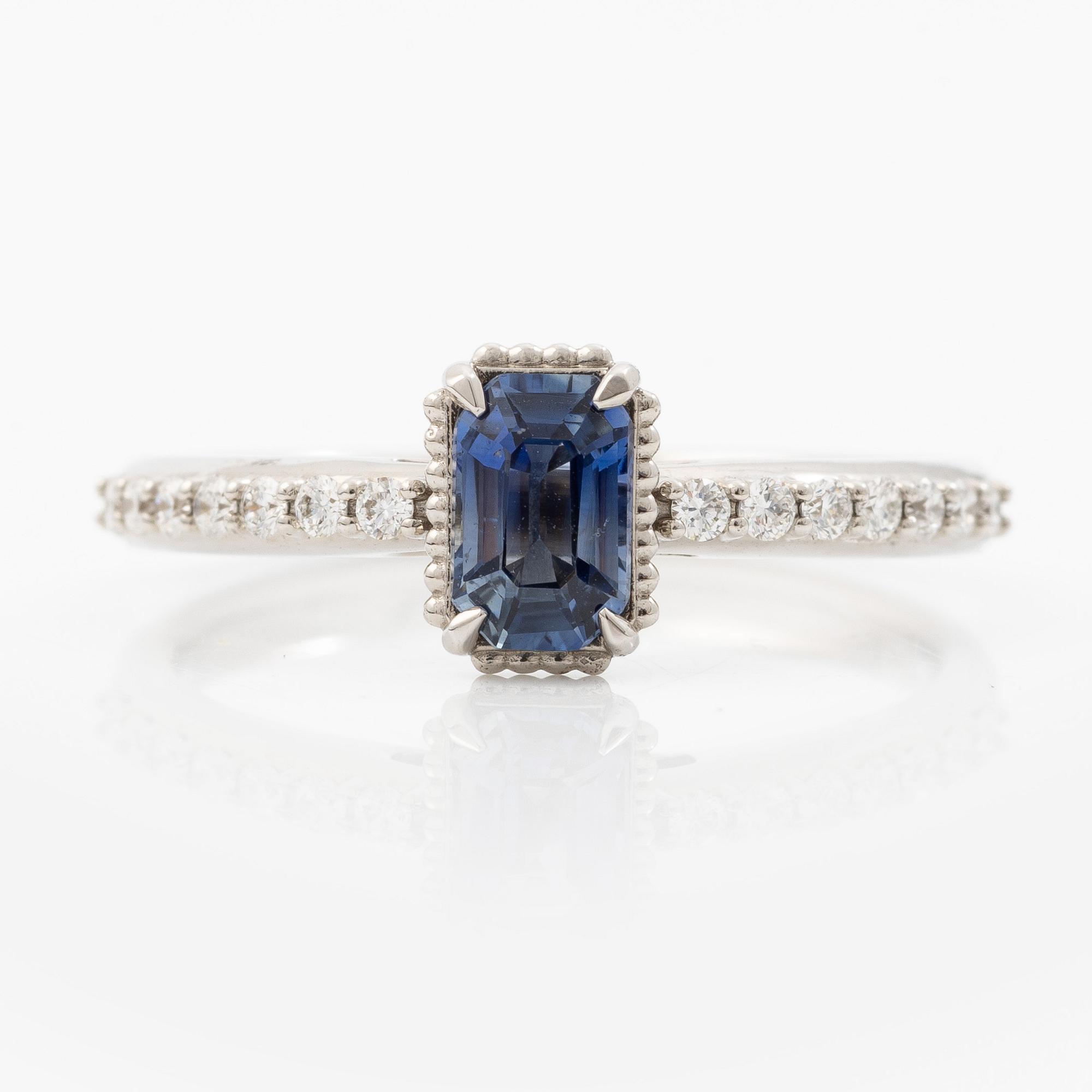 Ring 14K white gold with sapphire and brilliant-cut diamonds.
