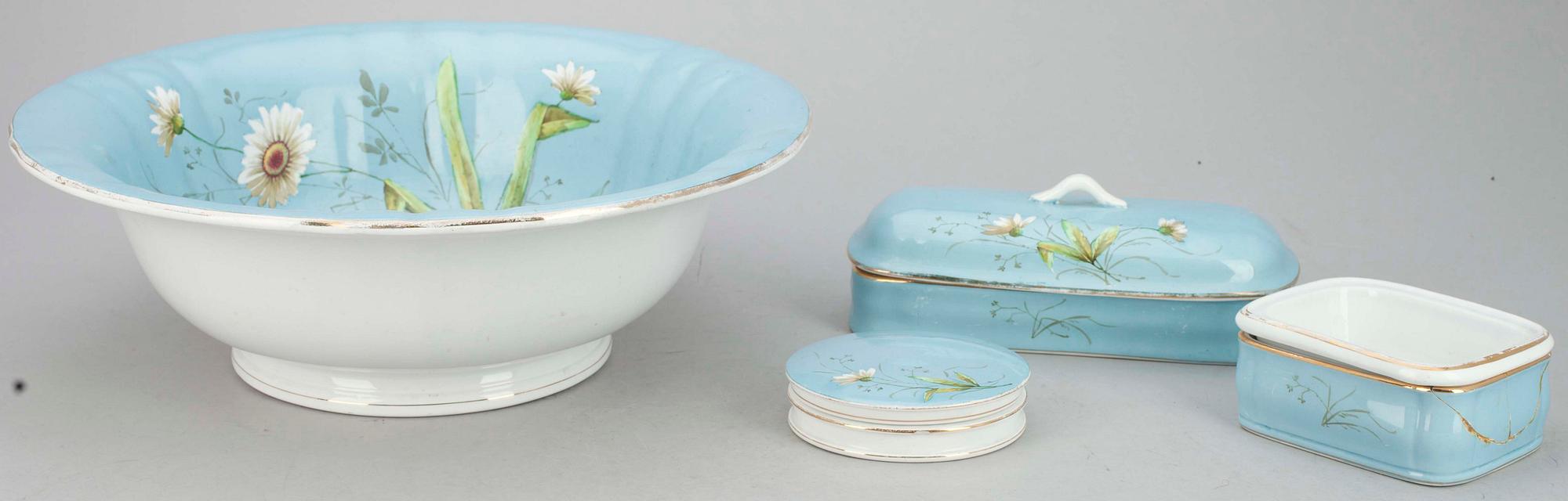 TVÄTTKOMMOD, målad plåt samt, SET MED TVÄTTATTIRALJER, 4 delar, porslin, Kuznetsov, 
Ryssland 1800-talets slut.