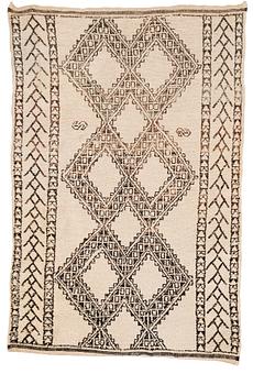 311. Matto, semi-Antique Morocco, probably Beni Ourain, ca 263,5 x 181,5 cm  (ca 8-10 cm flat weave at the ends).