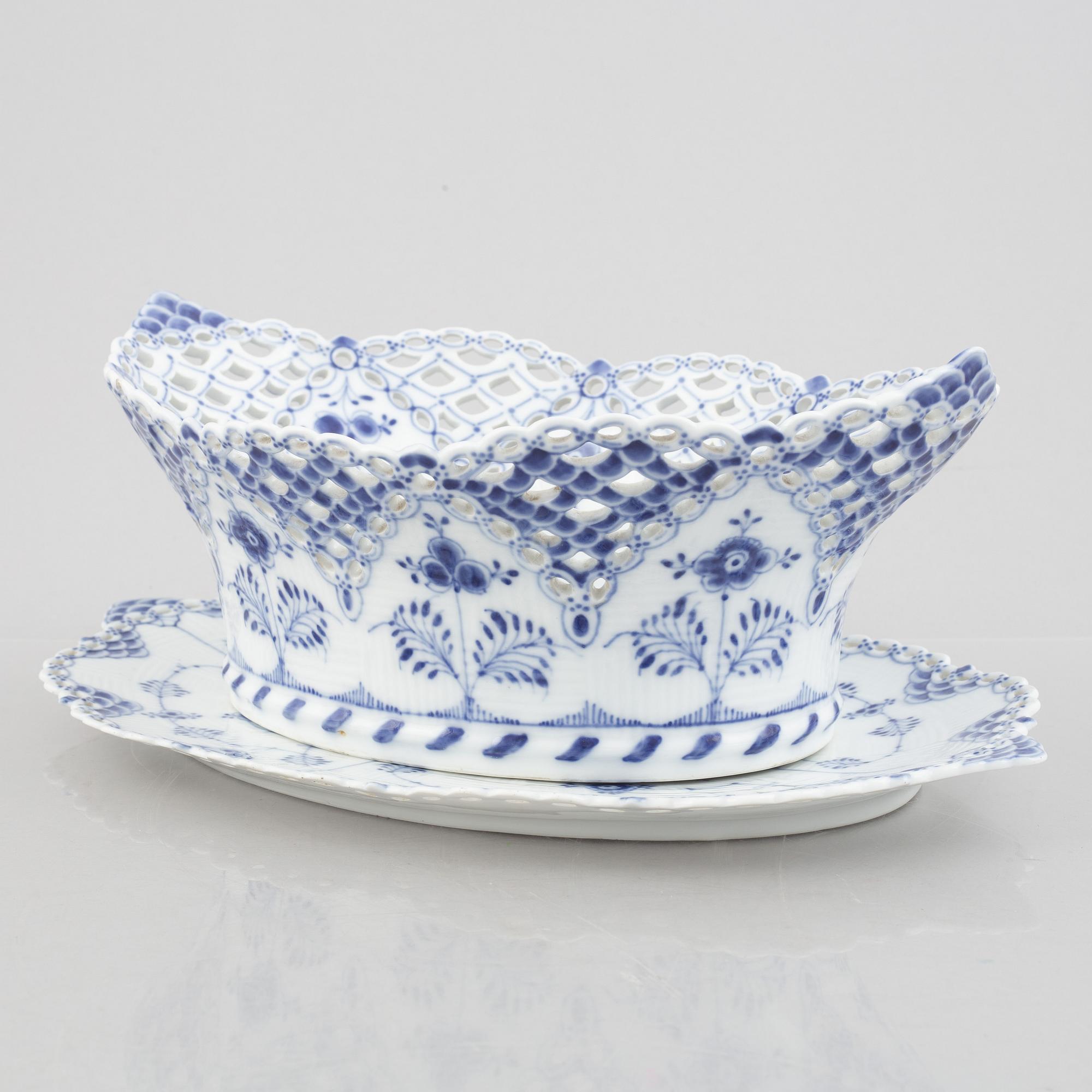A 'Blue Fluted Full Lace' / 'Musselmalet' Fruit Bowl and Stand, Royal Copenhagen, model number 1059 and 1060, 1898-1923.
