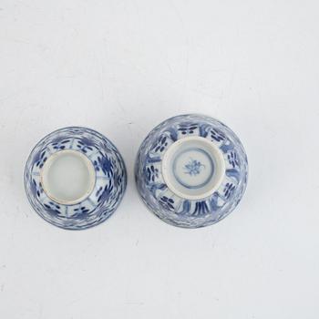 Two Chinese blue and white porcelain cups with saucers, Qing dynasty, Kangxi (1662-1722).