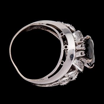 RING, oval cut blue sapphire and baguette and brilliant cut diamonds, tot. app. 0.38 cts.