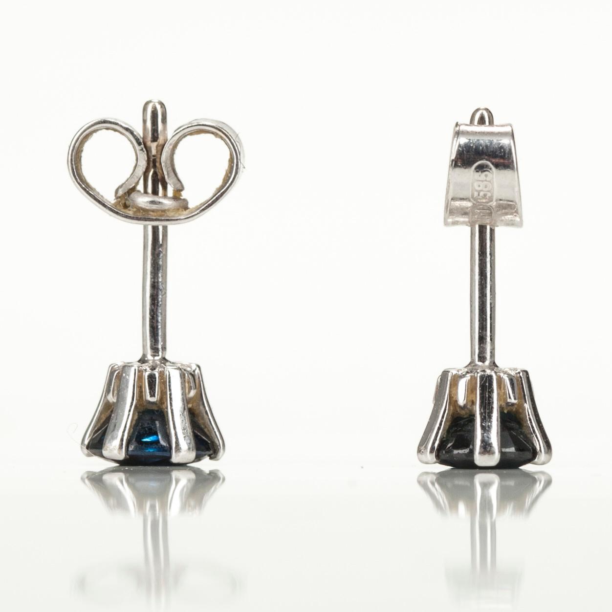 KORVAKORUT, 14K valkokultaa, safiirit yht. n. 0,50 ct. Paino 1,1 g.