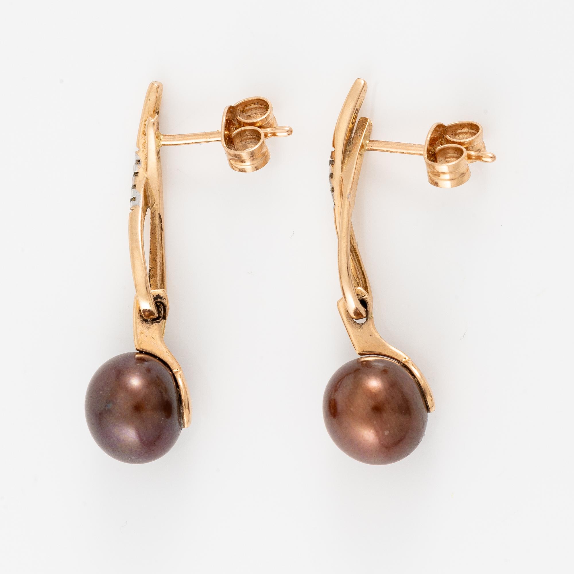 A pair of earrings in 14K gold with cultured coloured freshwater pearls and round brilliant-cut diamonds.